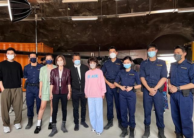 粉色卫衣搭配图片，7款粉色卫衣穿搭（穿粉卫衣配短发甜美减龄）