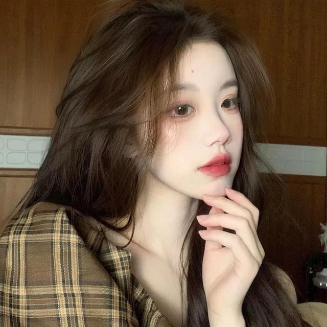 漂亮小姐姐图片，高清漂亮小姐姐的真人头像 俞人间-  ‘玫瑰可以在荒野盛开 深海也可以有星光.’微信（小裙子都觉得怀才不遇）