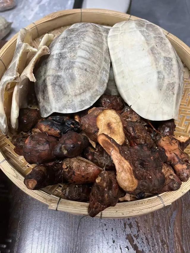 湿气重的人吃龟苓膏会怎么样，湿气重的人能吃龟苓膏（这天气就该来碗龟苓膏）