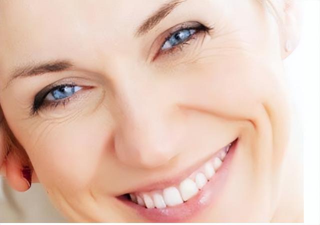 脸上皱纹怎样消除,脸部皱纹怎么消除(教你几招,轻松改善法令纹)