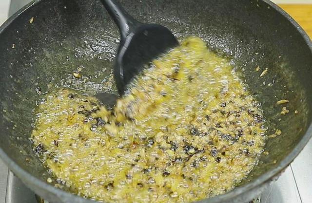 猪排骨怎样做好吃，排骨的正确做法最简单的（香到骨头里）