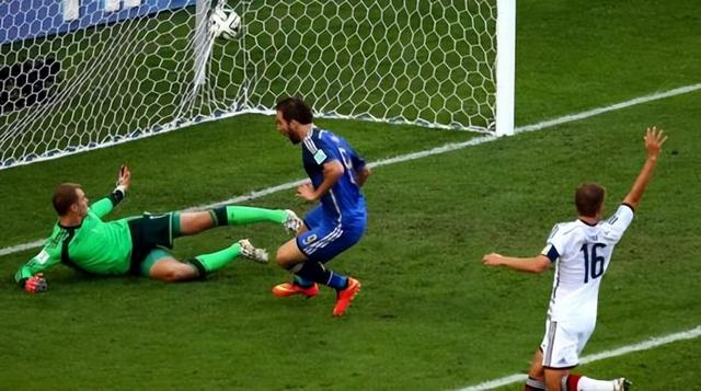 越位是什么意思，篮球越位是什么意思（足球比赛中最复杂的一条规则）