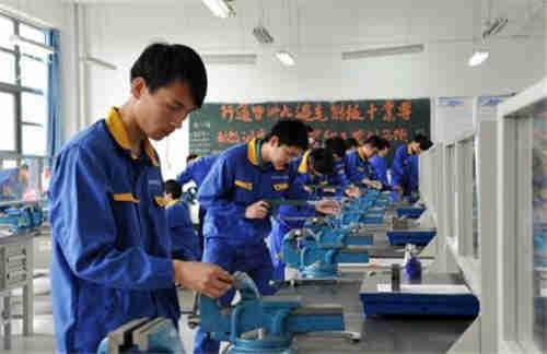 钳工证书怎么报考，报考钳工证要到哪里报名（钳工证怎么报名及报名要求）