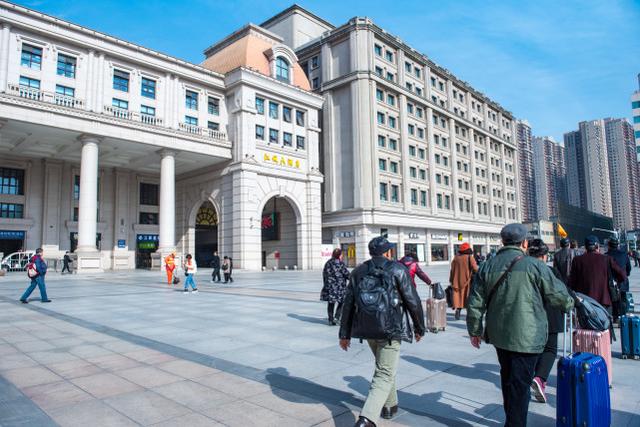 武汉火车站图片，2021年华中师范大学武汉传媒学院录取通知书查询入口_什么时候收到及发放时间（坐拥超洋气火车站黄金位置）