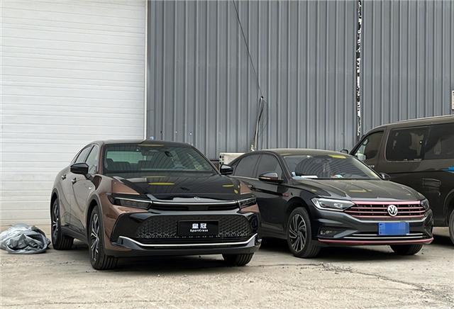 2022款丰田皇冠轿车，丰田皇冠16代2022款最新款上市（全新丰田皇冠国内首发定档）