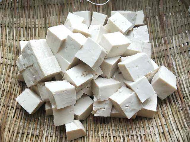 家庭炖鱼做法，烧鱼的做法和配料（鱼肉鲜嫩解馋无腥味）