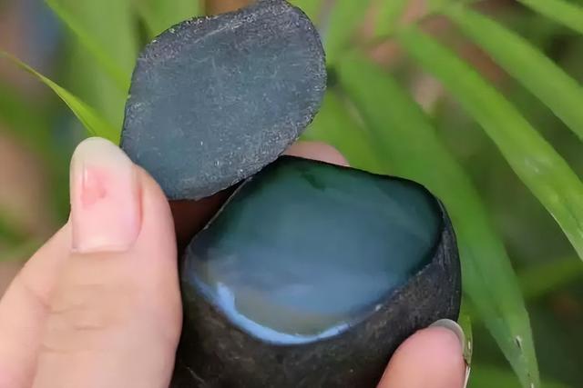 冰糯种翡翠原石，3400元买下160克的翡翠原石