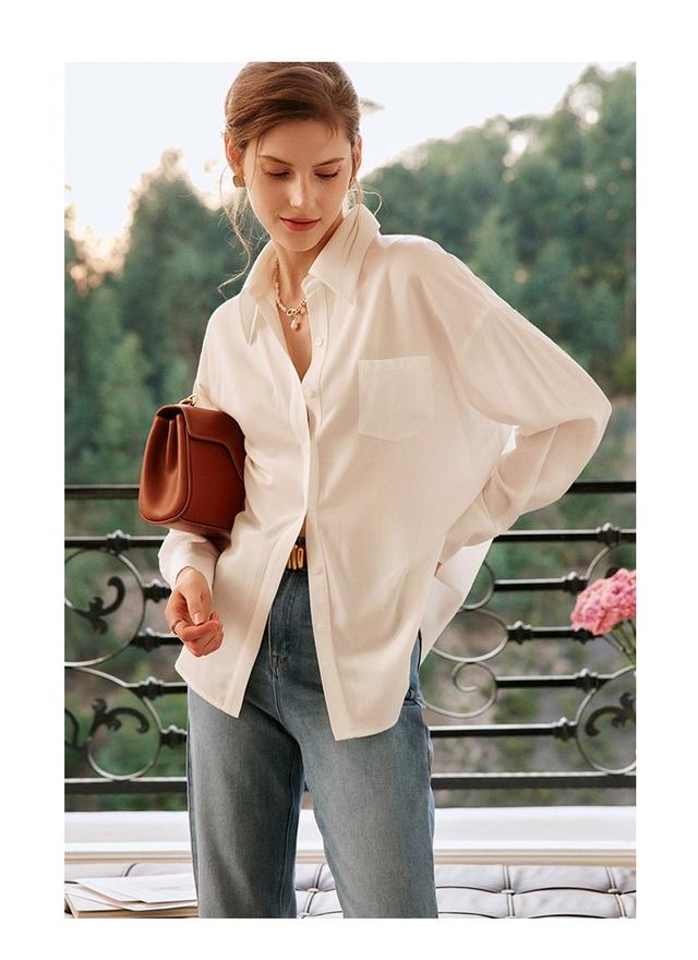 蓝色西装配什么颜色的衬衫，蓝色西装配什么颜色的衬衫男（蓝色衬衫搭配西装裤、短裤）