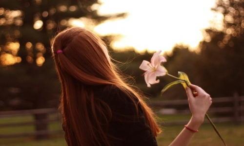 安慰女朋友，安慰女朋友工作累的话（关心问候女朋友的短信）