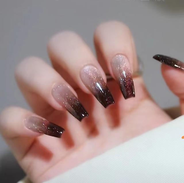 什么款式的美甲好看又显高贵，推荐几个美甲款式（秋冬千金/御姐/贵妇美甲合集来了）