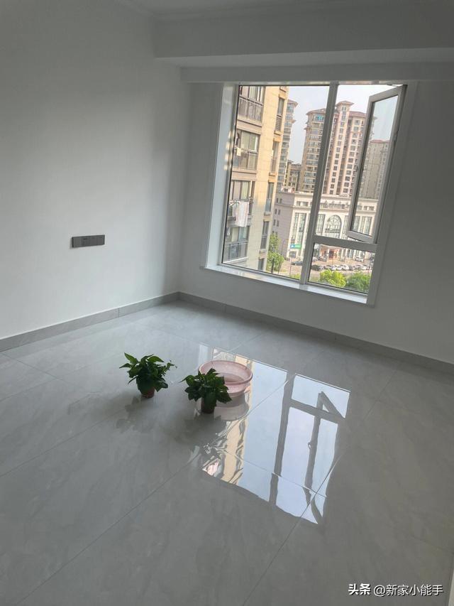 灰色配什么颜色好看，灰色搭配什么颜色（打扫干净还没家具就很漂亮了）
