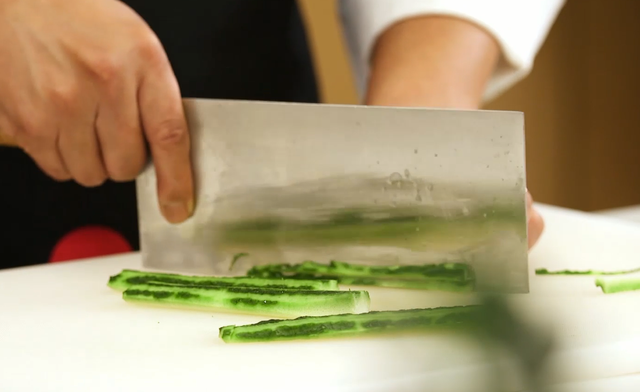 如何做酸辣牛肉汤好喝，怎样做酸辣牛肉汤（肉香四溢的酸辣金汤浸雪花牛肉）