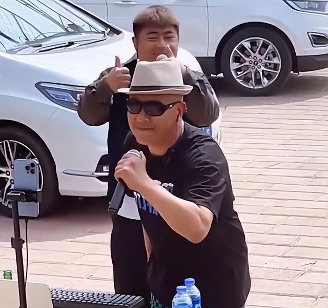 刘小光最新二人转，刘小光的人物简介（48岁刘小光带儿子街头唱歌）