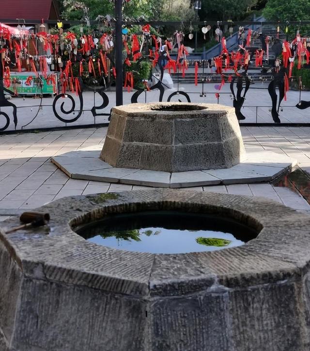 北回归线标志园，昆明墨江北回归线标志园（游客排队喝井水：就会生双胞胎）