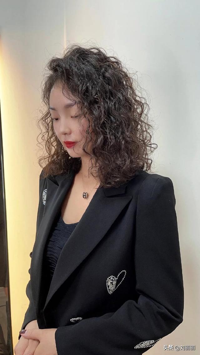 怎么做出适合自己的发型，怎么弄个适合自己的发型（想换发型怎么做）