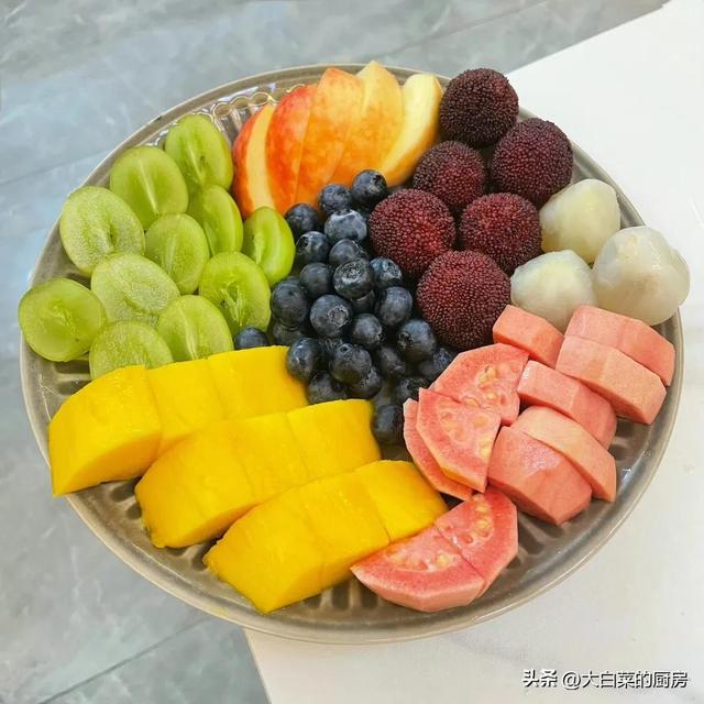 三种水果拼盘好看大气，用1到3种水果做水果拼盘（年夜饭你一定要学会的水果拼盘）