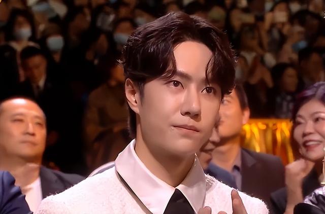 宋茜到底有没有对赵丽颖撇嘴，杨紫含泪、宋茜撇嘴、王一博领奖“六缺五”