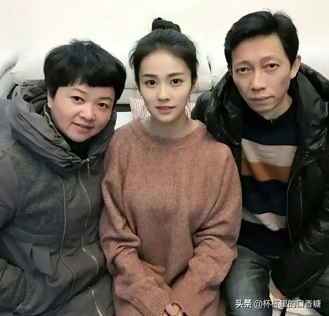明星高颜值爸妈！赵露思爸爸帅度酷似韩星，肖战神韵和爸爸一样