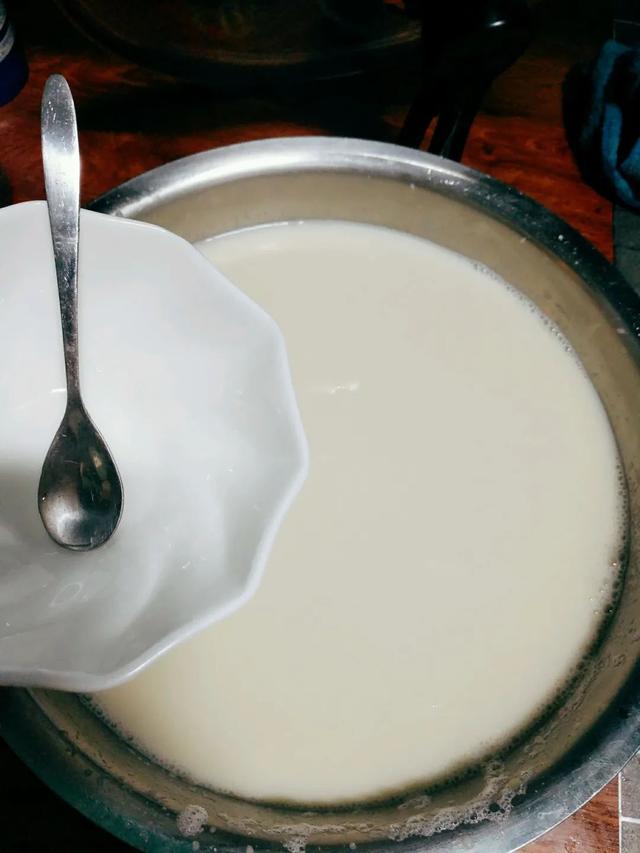 黄豆要泡多久才能做豆浆，黄豆浆的做法和配方（今晚泡豆明天就能吃上）