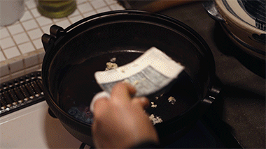 美贝怎么吐沙，2分钟花蛤快速吐沙子（洗白白盖上被子煮一煮）