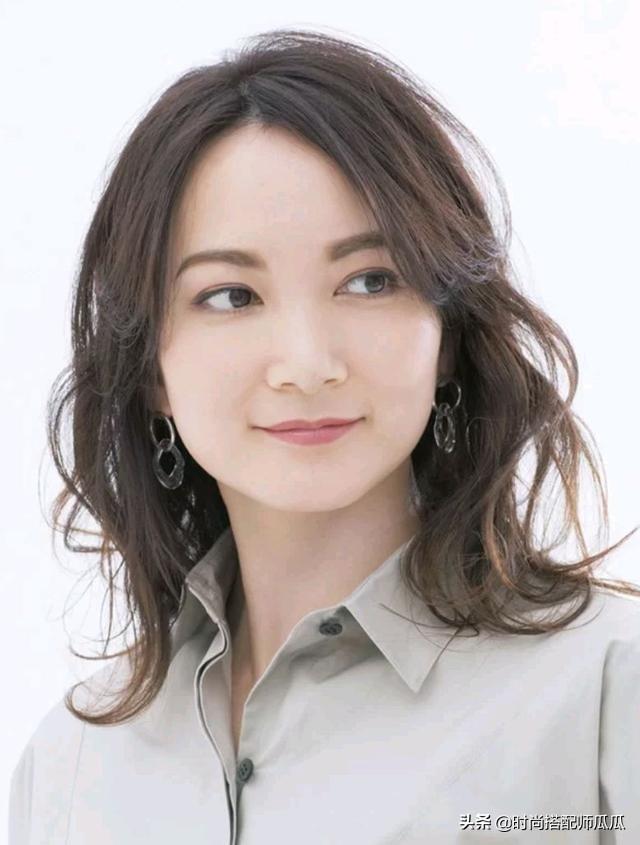 齐肩头发怎么扎好看，齐肩短发怎样扎才好看（女人过了55岁就别留长发了）