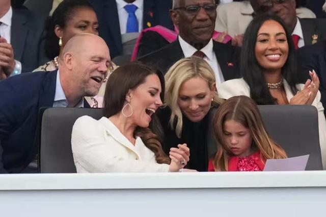 气质的童话公主，童话简单又漂亮的公主（7岁夏洛特美又飒莱昂诺尔高级感十足图片）