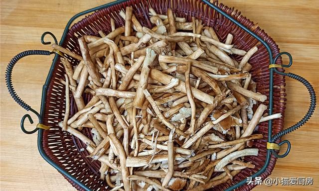 干茶树菇怎么吃，干茶树菇可以怎么吃（教你在家做干锅茶树菇）