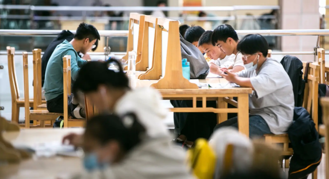 文科最吃香的专业，文科十大吃香的专业（文科生报考什么专业好）