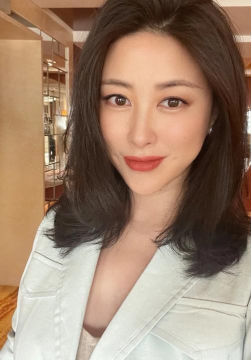 一颦一笑,一举一动,举手投足之间都充满了女人味.