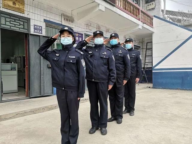 跨立的动作要领，跨立的动作要领是往左还是右（促养成——西安长安公安持续开展队伍练兵）