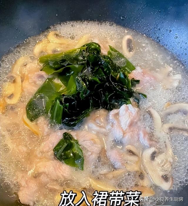 平菇肉片汤的做法，肉片汤的做法（常给家人喝这汤）