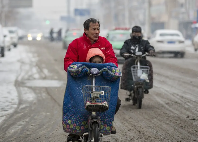 电动车充不进去电是怎么回事，电动车为什么突然充不进去电（冬天电动车掉电快、充不进电怎么办）