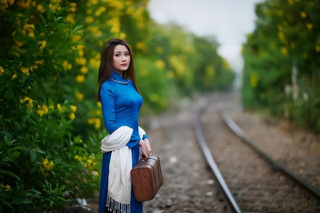 词语拉家带口的意思，拖家带口是贬义词吗（兄弟姐妹之间少走动）