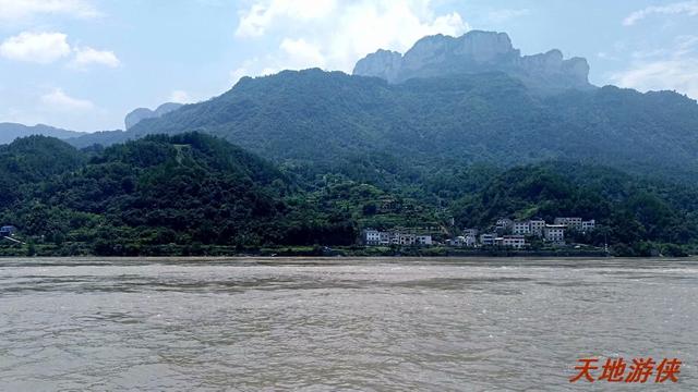 葛洲坝和三峡大坝，长江的水利枢纽三峡葛洲坝（湖北宜昌：乘船过葛洲坝）