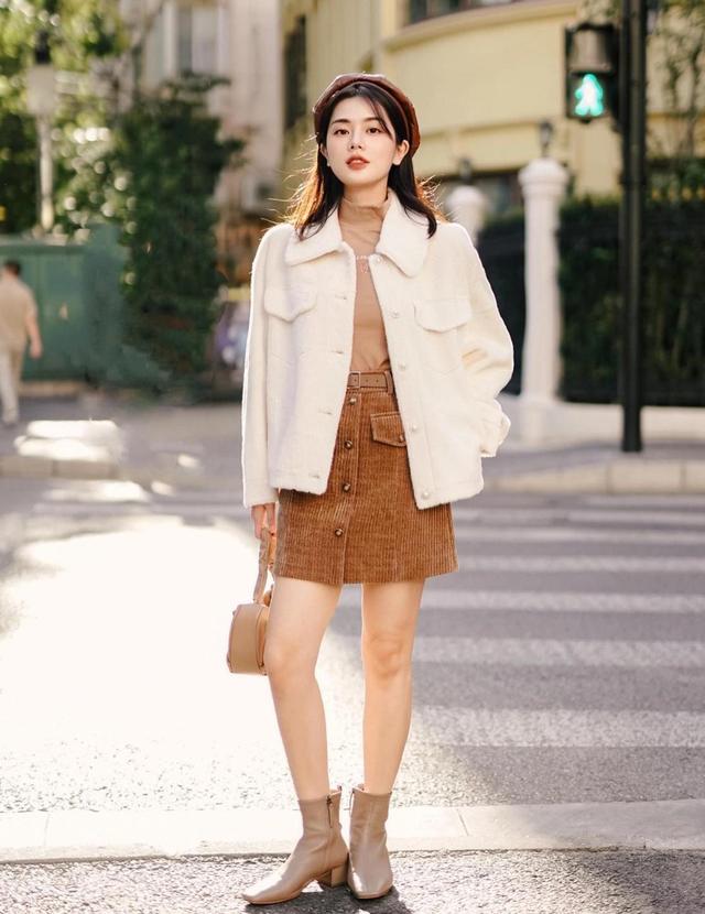 皮裙搭配什么上衣图片，皮裙怎么搭配衣服图片（短裙+靴子才是轻熟风的正确打开方式）