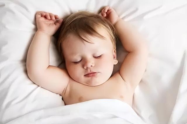 宝宝能感觉到妈妈睡旁边吗，新生儿需要挨到妈妈睡吗（家长越早知道越好）