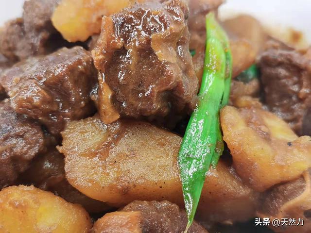 牛肉炖土豆怎么炖好吃又烂，牛肉炖土豆怎么炖好吃又烂干炸里脊（牛腩炖土豆的酒店做法）