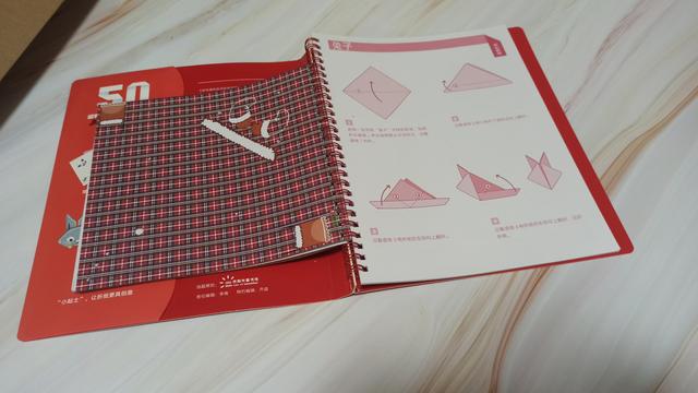 折飞机的方法步骤，折纸飞机的详细步骤（用有趣的折纸打开神奇世界）