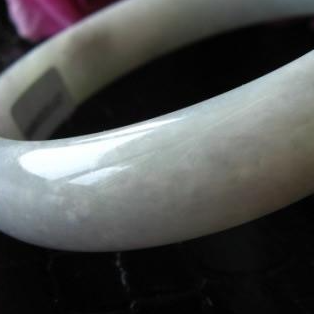 翡翠种水等级划分价格，翡翠等级划分及价格（1万和1000万的翡翠手镯）