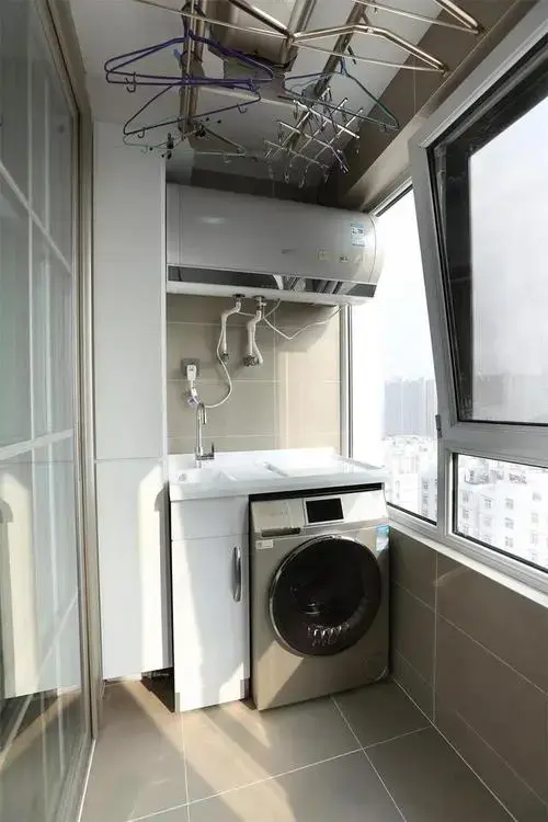 阳台晾衣架哪种最实用，室内阳台晾衣架哪种最实用（阳台终于装对了）