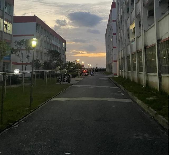 上大专有没有前途，读专科真的没有出路吗（是不是像大家口中说的那么差）