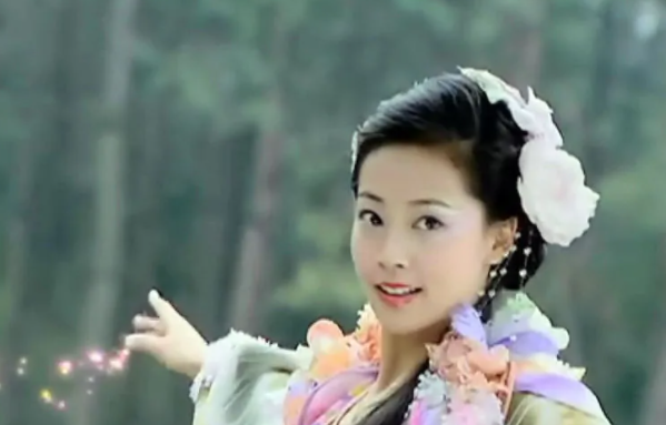 张卫健老婆近照发福变化大，把猫当儿子生活惬意，久居内地住豪宅