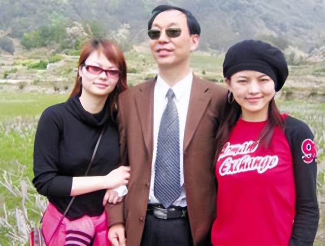 李湘与李厚霖离婚16年：她再婚后又离婚，他为何至今单身？