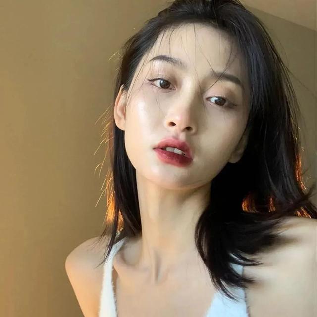 御姐高清头像微信，御姐高清头像（成熟不是为了走向复杂）