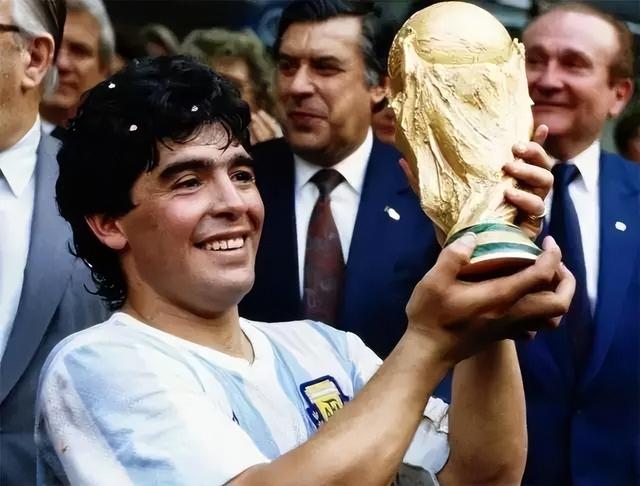 足球解说贺炜经典语录大合集，“足球诗人”贺炜的解说金句