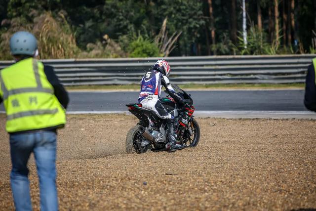 如何成为一名职业赛车手，怎么成为职业赛车手（原来普通人也可以成为专业车手）