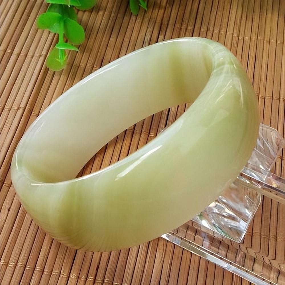 首先让我们来了解一下蓝田玉的特点与鉴别方法.