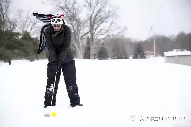 高雅运动高尔夫，谁说下雪天不能打