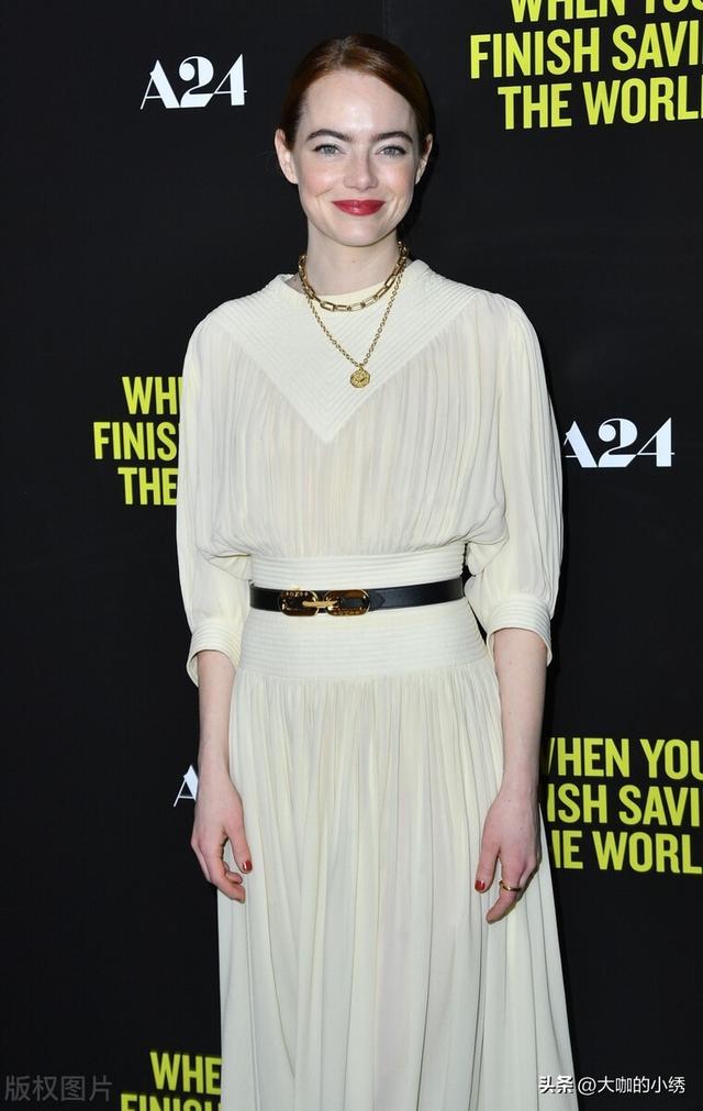 黑色连衣裙搭配什么鞋子，黑色连衣裙搭配什么鞋子好看（石头姐艾玛-斯通身穿米白色雪纺连衣裙+黑色靴子+腰带简约大气）