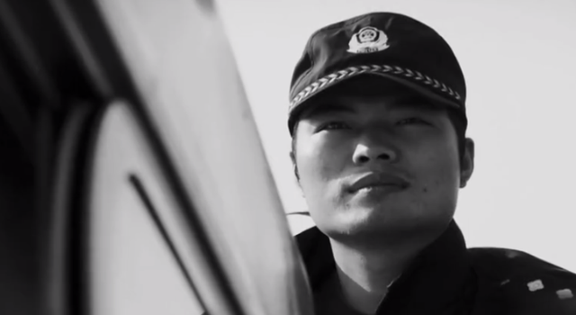 破操场埋尸案，抓糯康，灭冲天大火，有人拿到一等功时，母亲哭了